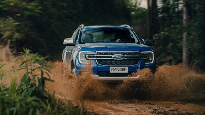Ford Ranger levantando barro