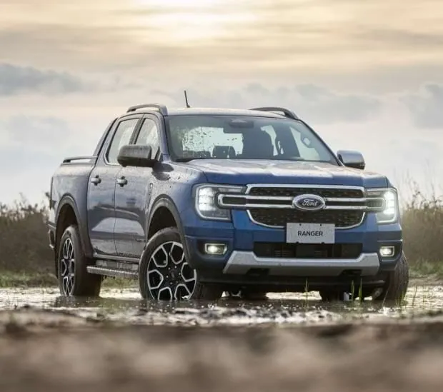 Ford Ranger cruzando agua