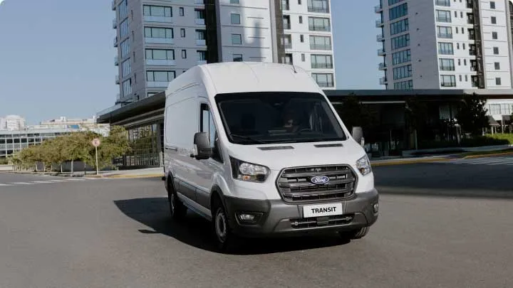 Ford Transit Van estacionada frente a edificios.