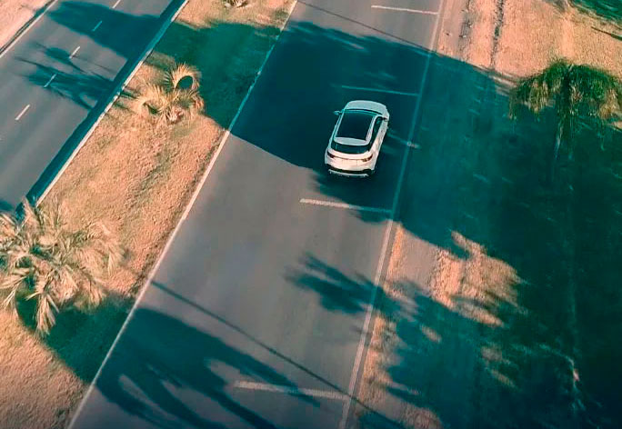 Ford circulando por una ruta, vista aérea.